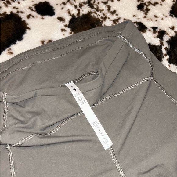 LIKE NEW LULULEMON SWIFT SPEED LEGGING 28” - Picture 3 of 4